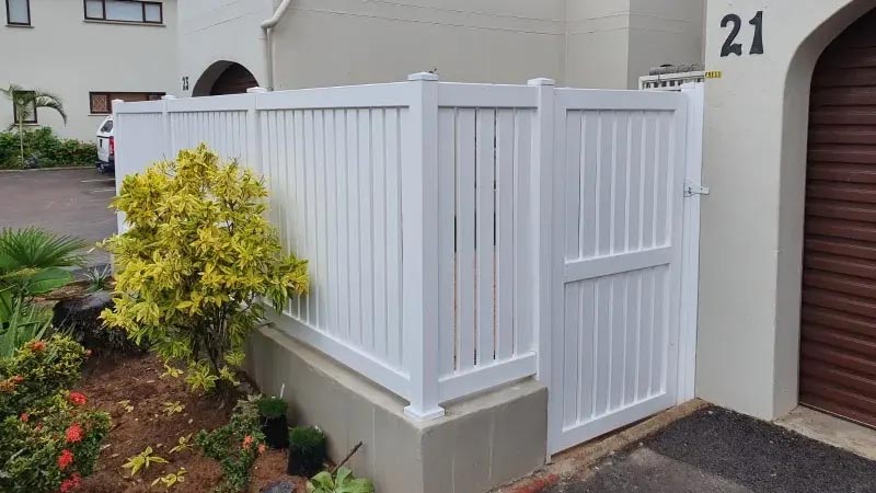 pvc vertically slatted fence
